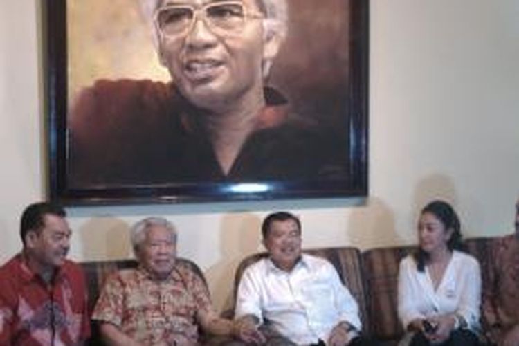 Pendiri Partai Golkar Suhardiman (kiri) dan Cawapres Jusuf Kalla (kanan) saat melakukan pertemuan di kediaman Suhardiman, Jalan Kramat Batu, Cipete, Jakarta Selatan, Senin (26/5/2014)