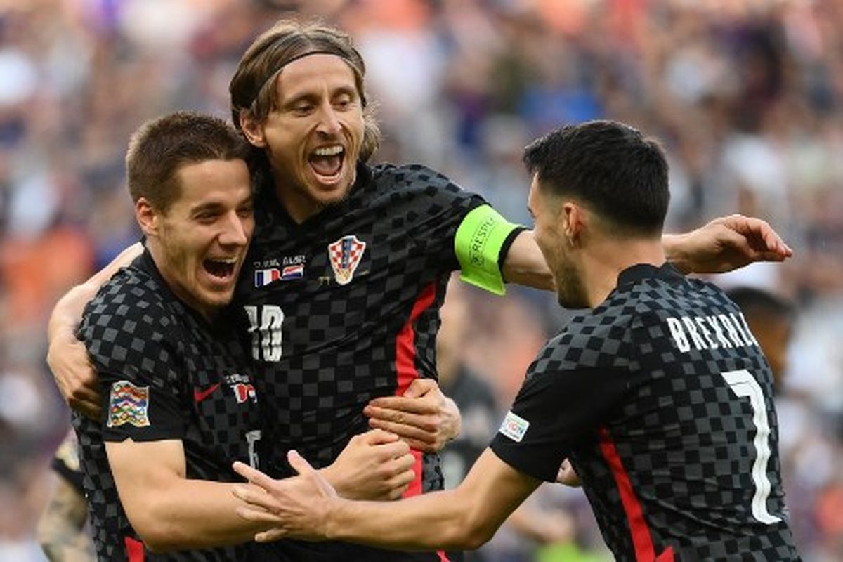 Luka Modric (tengah) merayakan gol penaltinya bersama rekan satu timnya pada laga keempat UEFA Nations League 2022-2022 Liga A Grup 1 yang mempertemukan timnas Perancis vs Kroasia di Stade de France, Selasa (14/6/2022) dini hari WIB.