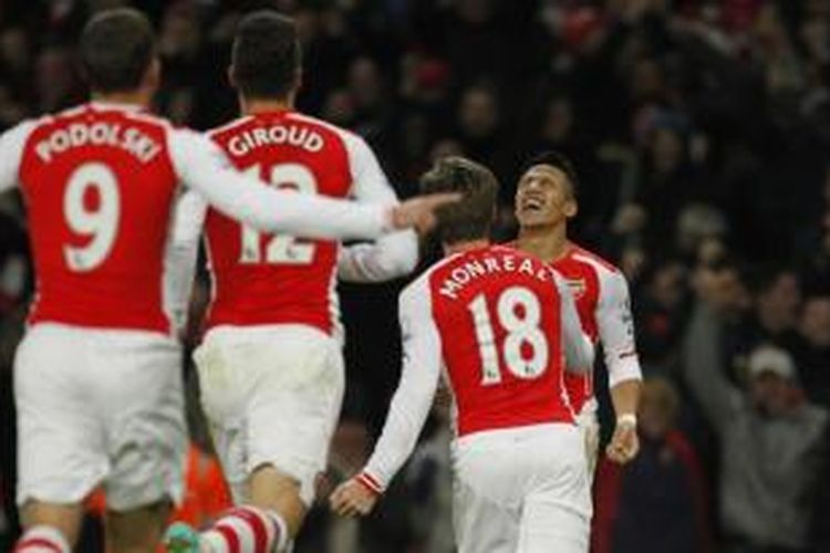 Penyerang Arsenal Alexis Sanchez (kanan) merayakan golnya ke gawang Southampton, pada pertandingan Premier League, di Emirates, Rabu (3/12/2014). Gol itu menentukan kemenangan Arsenal 1-0.