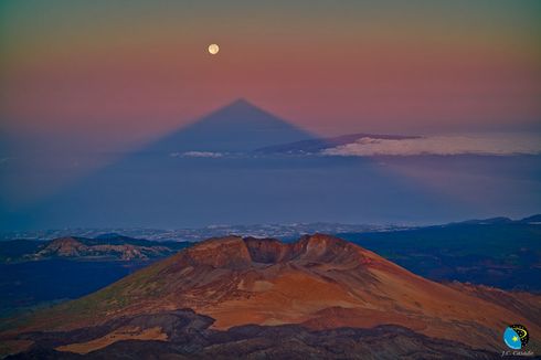 Aneh tapi Nyata, Puncak Gunung Berapi di Foto Ini Mirip Piramida