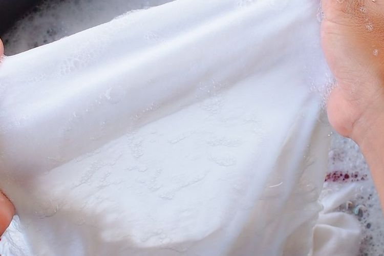 Ilustrasi mencuci pakaian putih. 