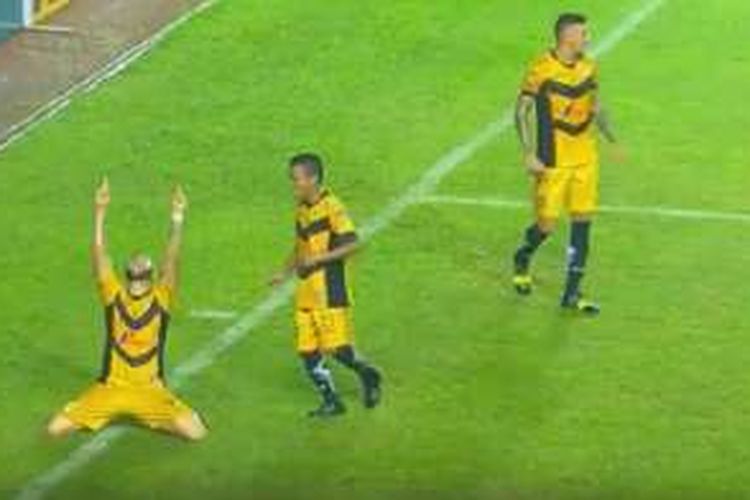 Marlon Da Silva merayakan gol Mitra Kukar ke gawang Persib Bandung pada laga pembuka Piala Bhayangkara, Kamis (17/3/2016). 