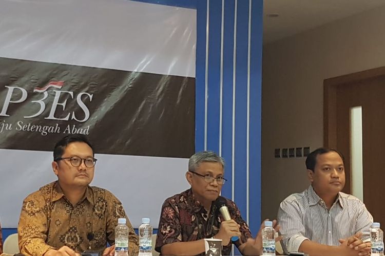 Direktur Eksekutif Center for Democracy & Governance Studies (CDGS) Universitas Paramadina, Ahmad Khoirul Umam (paling kanan) dalam diskusi bertajuk Membaca Strategi Pelemahan KPK: Siapa yang Bermain? di ITS Tower, Jakarta, Rabu (18/9/2019). 