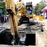 Antisipasi Banjir Saat Musim Hujan, Pemkot Surabaya Keruk Endapan Lumpur di Kawasan TPU Babat Jerawat