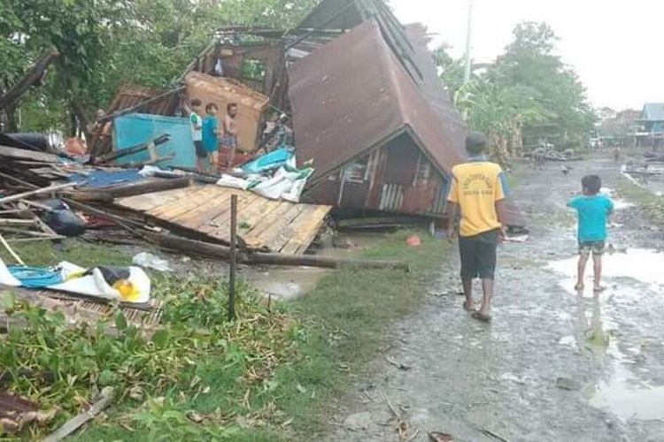 Sebanyak 191 rumah warga di dua kecamatan di Kabupaten Wajo rusak akibat diterjang angin puting beliung, Selasa (26/10/2021) siang. Ratusan rumah yang rusak itu berdampak pada empat desa.