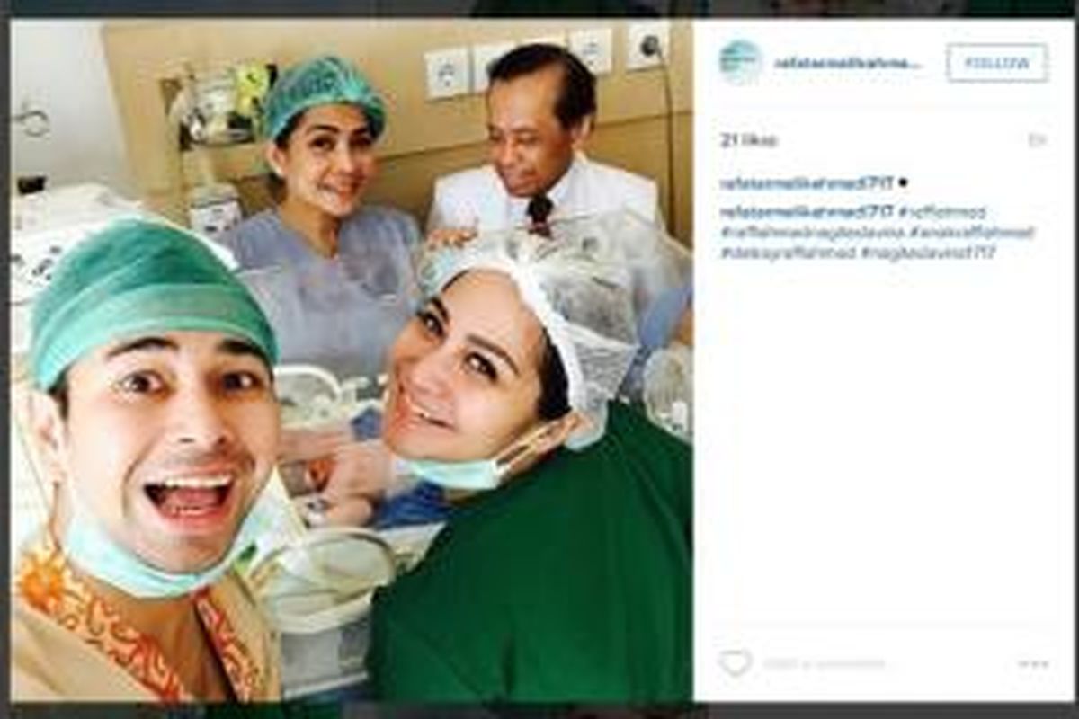 Raffi Ahmad 'wefie' bersama Nagita Slavina dan putra pertama mereka, Rafathar Malik Ahmad, di RSU Bunda, Menteng, Jakarta Pusat, Sabtu (15/8/2015). 