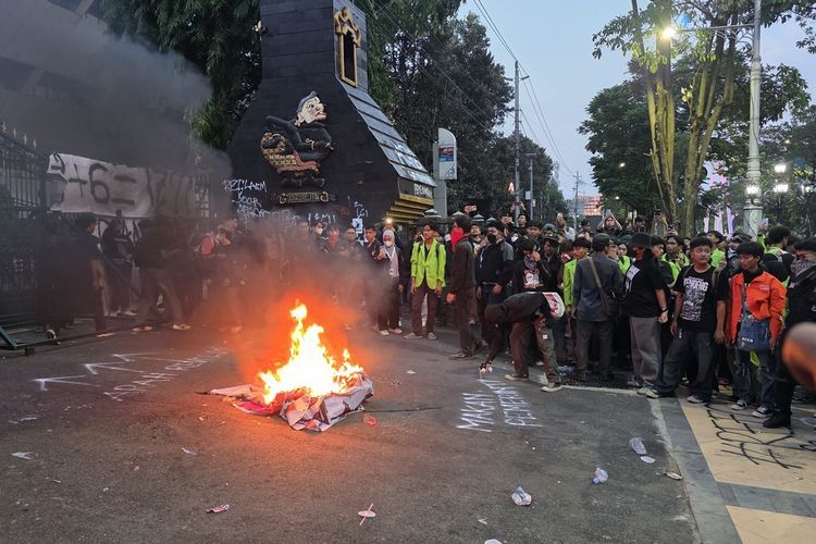 Ribuan Mahasiswa Demo Kantor Gubernur Jateng, Desak Turunkan Harga BBM hingga Evaluasi MBG