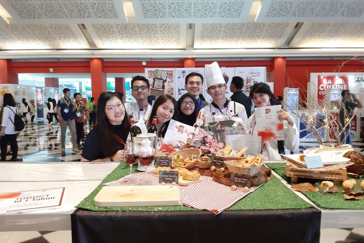 Mahasiswa dan Dosen D3 Perhotelan Universitas Multimedia Nusantara (UMN) raih lima medali dalam rangkaian kompetisi kuliner La Cuisine 2019 di JIEXPO Kemayoran, Jakarta  (13-16/11/2019).