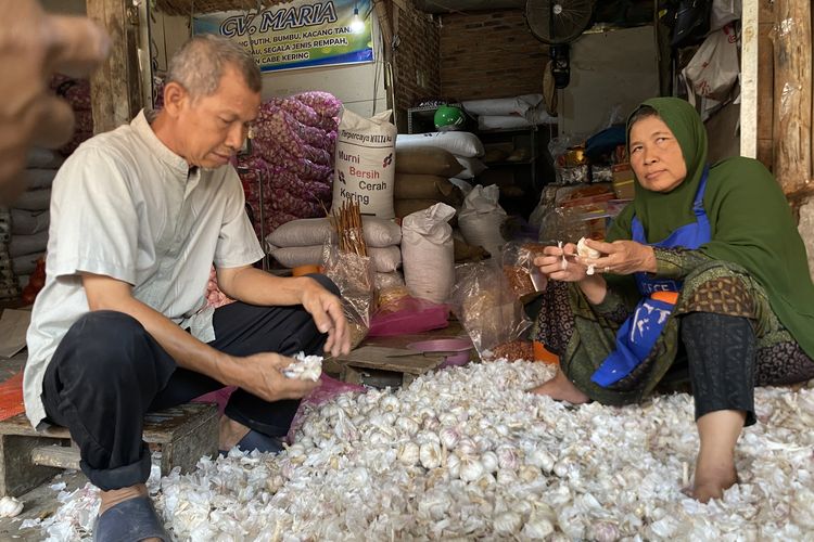 Dampak Rupiah Melemah, Pedagang Pasar Indramayu Keluhkan Daya Beli Warga Anjlok