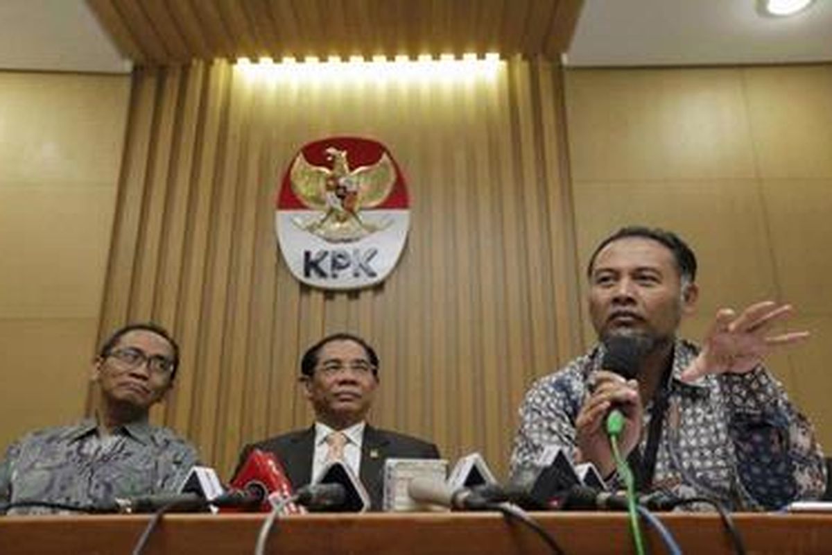 Wakil Ketua Komisi Pemberantasan Korupsi, Bambang Widjojanto (kanan) dan Adnan Pandu Praja (kiri), bersama Ketua Muda Pidana Khusus Mahkamah Agung, Djoko Sarwoko, mengumumkan dua nama hakim yang tertangkap tangan menerima suap di Gedung KPK, Jakarta, Jumat (17/8/2012). Kedua hakim ad hoc Pengadilan Tindak Pidana Korupsi (Tipikor) yang ditangkap KPK di Semarang yaitu Kartini Marpaung dan Heru Kisbandono. 