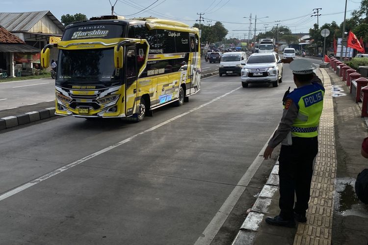 Jalur Pantura Indramayu Padat Menuju Arah Jawa Tengah Jumat Sore, Imbas One Way Tol Cipali