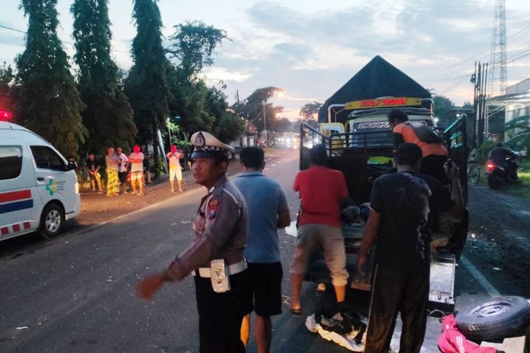 Tim Satlantas Polres Ngawi turun ke lokasi kejadian kecelakaan di ruas jalan raya Ngawi-Mantingan tepatnya di Desa Sidolaju, Kecamatan Widodaren, Kabupaten Ngawi, Jawa Timur, Sabtu (18/1/2025).