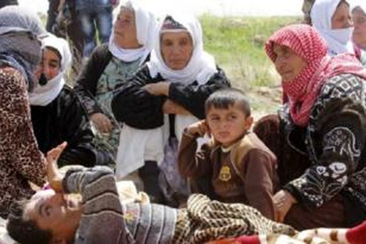 Beberapa tawanan dari 216 orang Yazidi yang dibebaskan kelompok militan ISIS menunggu di Kirkuk, Rabu (8/4).