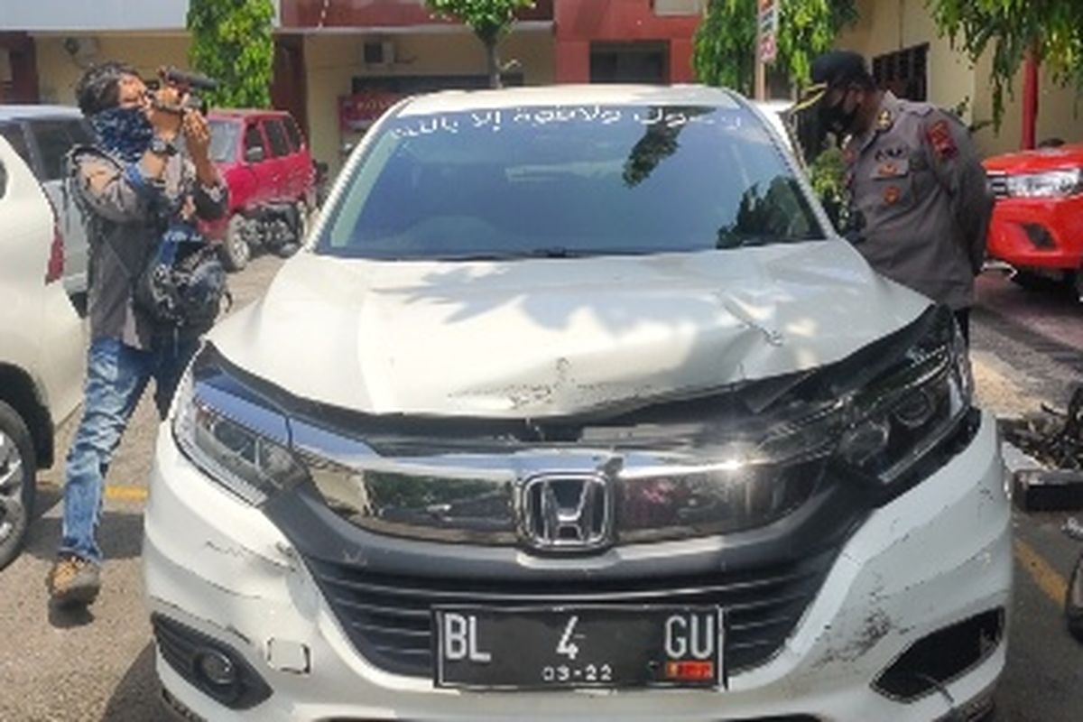 Orangtua korban atau suami Bupati Brebes Idza Priyanti, AKBP Warsidin melihat kondisi mobil pelaku yang diamankan di Mapolres Brebes yang digunakan pelaki untuk meneror anaknya, Senin (19/4/2021).