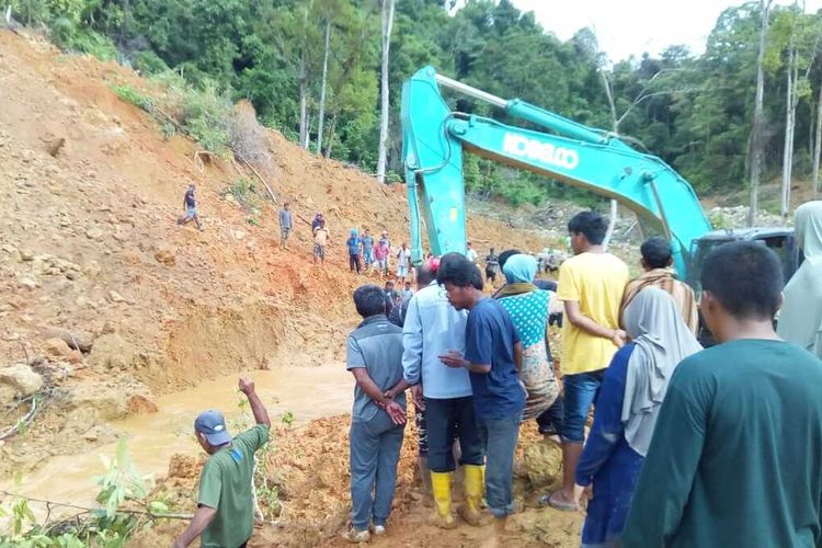 Petugas dan warga melakukan pencarian terhadap Kepala Desa Gunong Nagan yang tertimbun longsor di kawasan tambang emas ilegal di Desa pasie Ara, Kecaatan beutong, Kabupaten Nagan Raya.