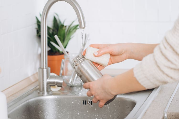 Cara Membersihkan Botol Minum Stainless agar Tidak Bau dan Berjamur