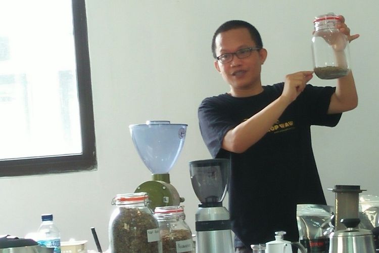 Ismail Komar, jurnalis yang kini beralih menjadi pengusaha kopi.