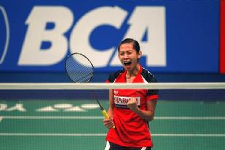 Pebulu tangkis tunggal putri Indonesia, Maria Febe, merayakan kemenangan atas pemain Hongkong, Yip Pui Yin, pada babak kedua BCA Indonesia Open Superseries Premier 2015 di Istora, Jakarta, Kamis (4/5/2015). Febe menang 21-17, 21-4.