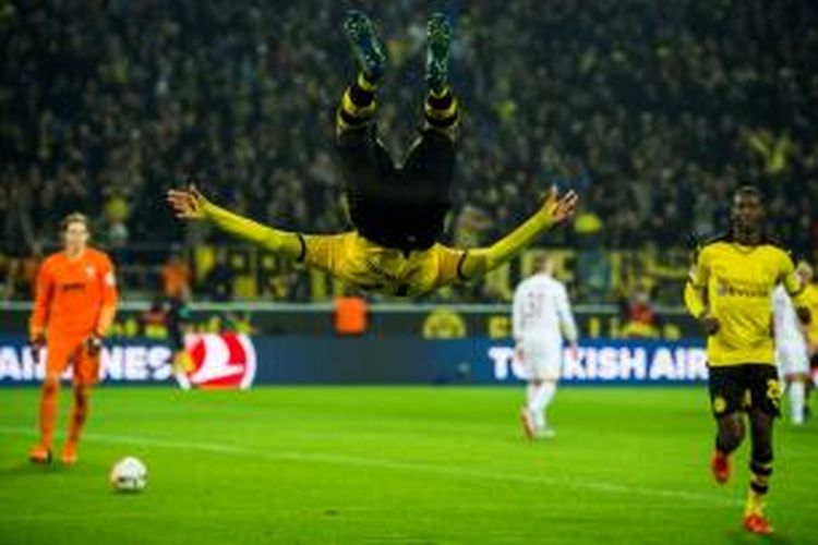 Striker Borussia Dortmund, Pierre-Emerick Aubameyang, merayakan golnya ke gawang Augsburg pada lanjutan Bundesliga di Stadion Signal Iduna Park, Minggu (25/10/2015). 