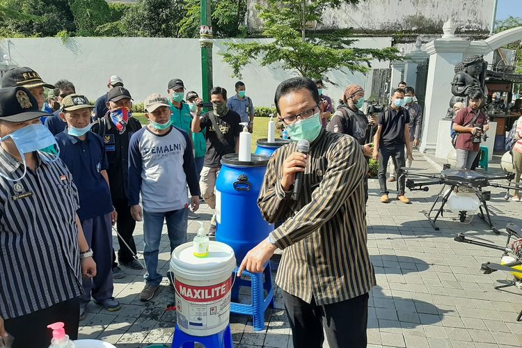 Wakil Walikota Yogyakarta Heroe Poerwadi saat di kawasan Maliobiro menjelaskan pentingnya hidup sehat, salah satunya dengan rajin mencuci tangan.