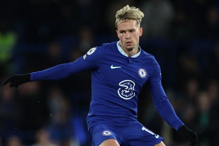 Gelandang Brentford, Shandon Baptiste (kiri) saat berduel dengan pemain Chelsea, Mykhailo Mudryk, dalam lanjutan Liga Inggris di Stamford Bridge pada 26 April 2023. Terkini, wajah Mudryk terkena laser dalam pertandingan Arsenal vs Chelsea pada Rabu (3/5/2023). (Foto oleh Adrian DENNIS / AFP) 