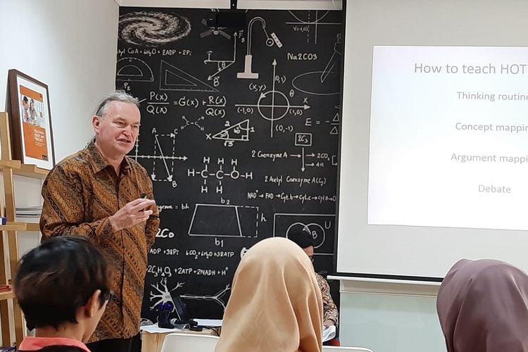 Senior Researcher Fellow dari Australian Council for Educational Reasearch (ACER), Doug McCurry, saat menyampaikan materi dalam sesi berbagi di kantor ACER Indonesia, Jakarta, Jumat (28/6/2019).