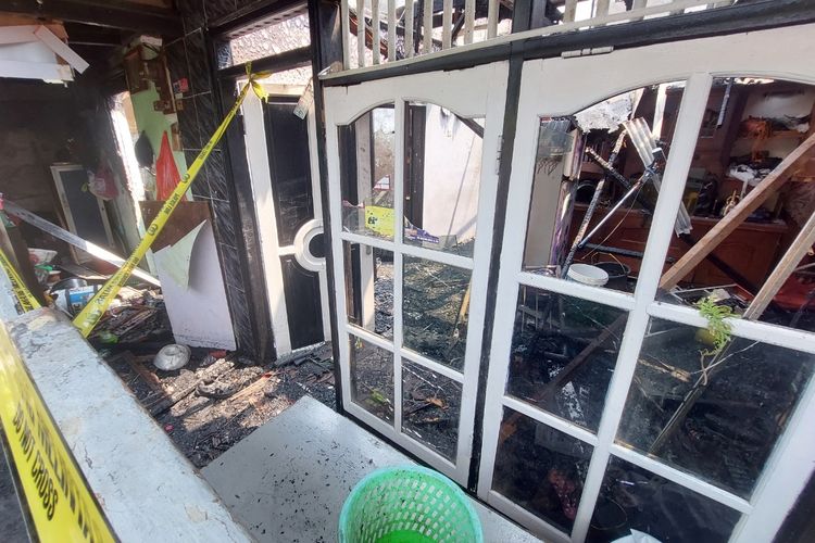 Satu rumah di Jalan Dadap Raya, Mekarjaya, Sukmajaya, Depok, Jawa Barat, terbakar hebat pada Kamis (24/8/2023) malam. Foto diambil pada Jumat (25/8/2023).