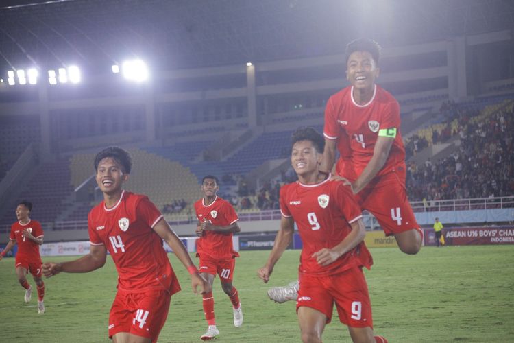 Para pemain Timnas U16 Indonesia merayakan gol ke gawang Singapura pada laga Piala AFF U16 di Stadion Manahan, Solo, pada Jumat (21/6/2024).