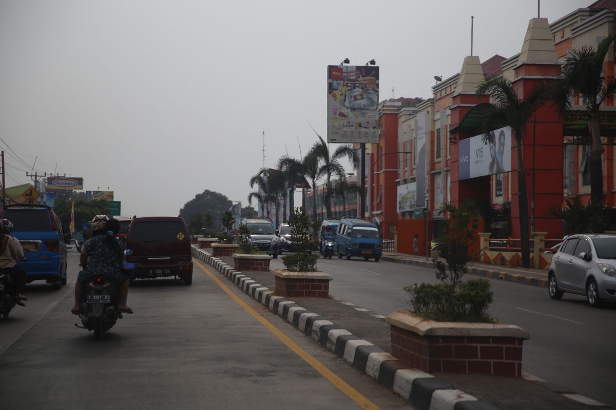 Kondisi lalu lintas di Jalur Pantai Utara (Pantura) Karawang, Jawa Barat, Senin (3/6/2019).