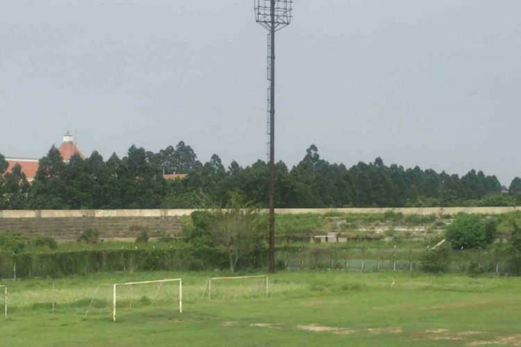 Kondisi Stadion Benteng yang berada di Jalan Taman Makam Pahlawan Taruna, Tangerang, kian memprihatinkan. Stadion yang hendak dijadikan sebagai olahraga indoor oleh Pemerintah Kota (Pemkot) Tangerang itu tampak tidak terawat, Kamis (29/11/2018). 