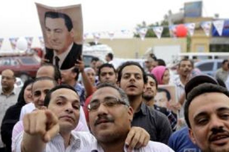 Para pendukung mantan Presiden Hosni Mubarak berkumpul di Kairo (4/5). 