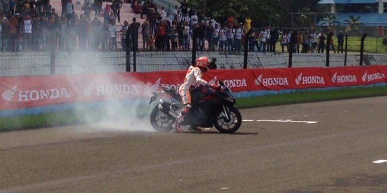 Marquez Burn Out pakai Honda CBR250RR