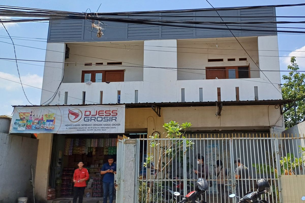 Penampakan salah satu rumah produksi film dewasa yang terletak di Jalan Raya Srengseng Sawah, Jakarta Selatan, Selasa (12/9/2023) 