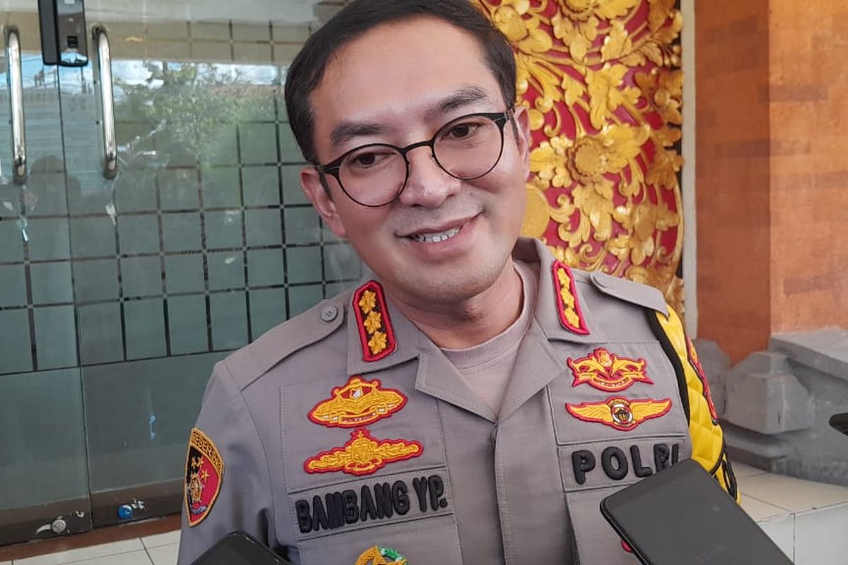 Kapolresta Denpasar Kombes Pol Bambang Yugo Pamungkas, saat menjelaskan sistem keamanan untuk mengantisipasi kasus pencurian di rumah kosong yang ditinggalkan para pemudik Lebaran 1444H, di halaman Mapolresta Denpasar, Bali pada Selasa (18/4/2023). Kompas.com/ Yohanes Valdi Seriang Ginta