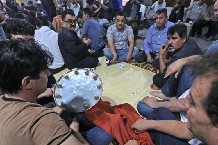 Warga Kurdi berkumpul di pasar yang populer di Arbil, ibu kota wilayah otonomi Kurdi di Irak utara, setelah matahari terbenam untuk makan dan bermain permainan tradisional, termasuk kartu dan domino dan Mheibes, pada bulan suci Ramadan, 11 Mei 2020.