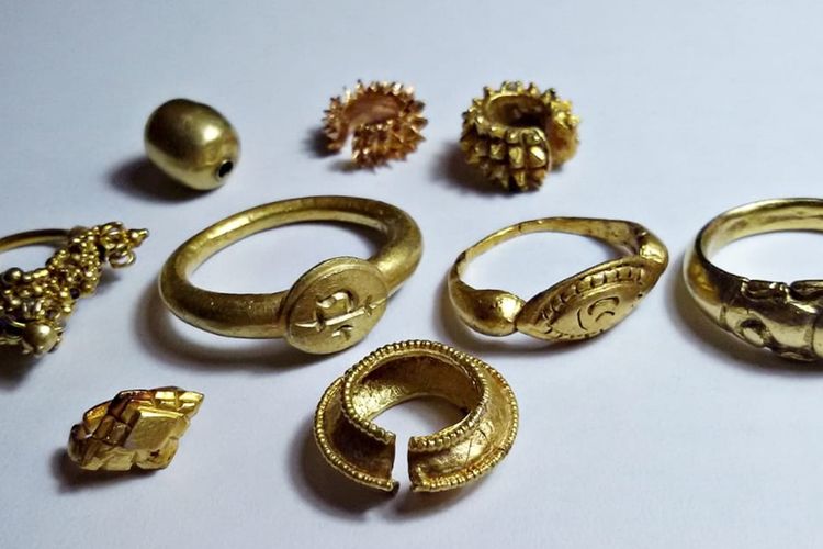 Perhiasan emas berupa cincin dan anting-anting di Kabupaten Ogan Komering Ilir (OKI), Sumatera Selatan.