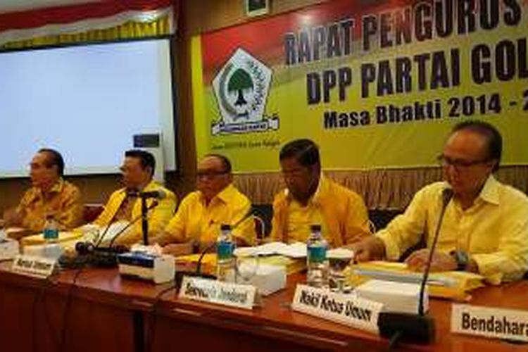 Ketua Umum Partai Golkar Aburizal Bakrie memimpin rapat pleno DPP Partai Golkar di Kantor DPP Partai Golkar, Slipi, Jakarta Barat, Kamis (28/4/2016)