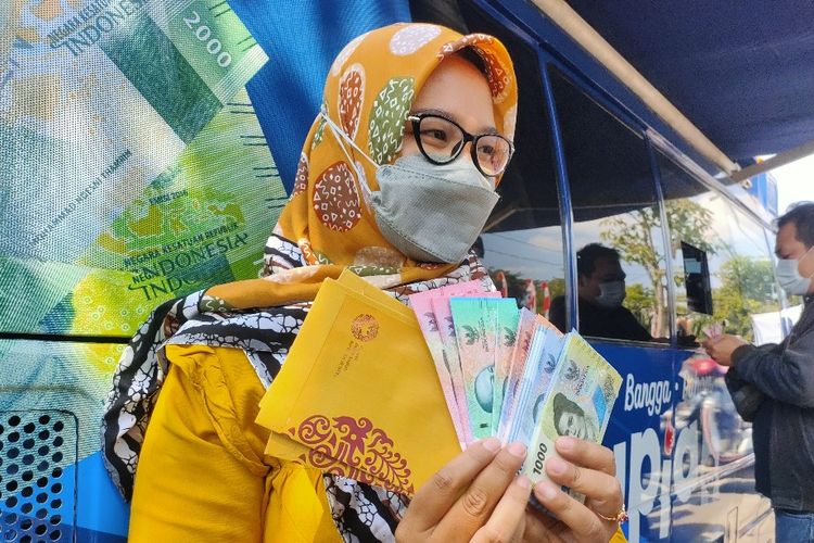 Warga menunjukan 7 pecahan uang rupiah baru tahun emisi 2022. Simak lokasi layanan penukaran uang rupiah baru di wilayah Jambi selama periode Ramadhan 2023 dan Hari Raya Idul Fitri 1444 Hijriah.