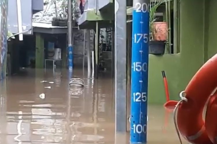 Permukiman warga RW 004 dan 005 Kelurahan Kampung Melayu atau biasa disebut wilayah Kebon Pala, Kecamatan Jatinegara, Jakarta Timur, kembali terendam banjir, Selasa (7/6/2022) pagi.