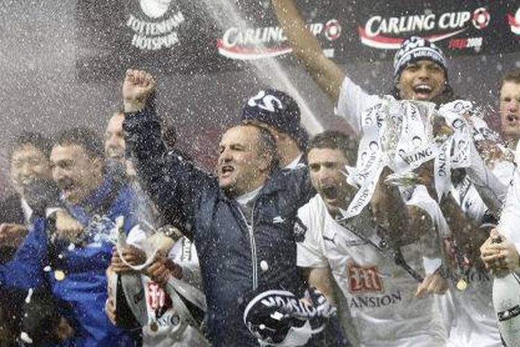 Para pemain Tottenham Hotspur melakukan selebrasi setelah memenangkan Final Piala Liga Inggris melawan Chelsea di Stadion Wembley di London pada 24 Februari 2008. Tottenham Hotspur memenangkan pertandingan dengan skor 2-1. FOTO AFP ADRIAN DENNIS

Penggunaan ponsel dan situs web gambar sepak bola domestik bahasa Inggris tunduk pada perolehan Lisensi Pengguna Akhir Fotografi dari Football DataCo Ltd Tel : +44 (0) 207 864 9121 atau e-mail accreditations@football-dataco.com - berlaku untuk pertandingan Premier dan Football League. (Foto oleh ADRIAN DENNIS / AFP)