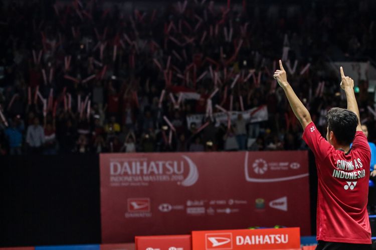 Pebulu tangkis tunggal putra Indonesia Anthony Sinisuka Ginting meluapkan kegembiraannya usai menaklukkan asal Taiwan Chou Tien Chen dalam babak semifinal Indonesia Master di Istora Senayan, Jakarta, Jumat (26/1/2018). Pebulu tangkis tunggal putra Indonesia Anthony Sinisuka Ginting menang dengan  tiga gim 21-16, 13-21 dan 21-12. 