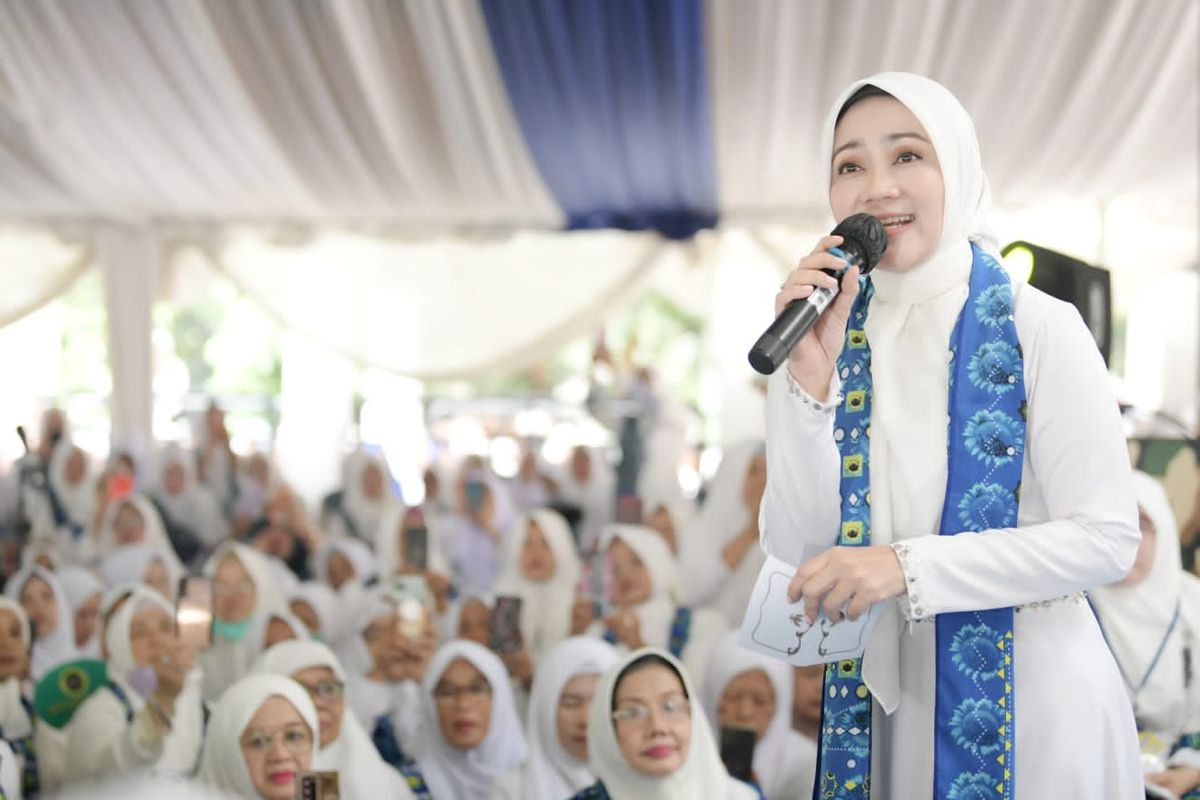 Ketua TP-PKK Provinsi Jawa Barat Atalia Praratya Ridwan Kamil saat menghadiri peringatan Maulid Nabi Muhammad SAW yang diselenggarakan pengurus wilayah Badan Kontak Majelis Taklim (BKMT) di Bekasi Islamic Centre, Kota Bekasi, Kamis (20/10/2022).