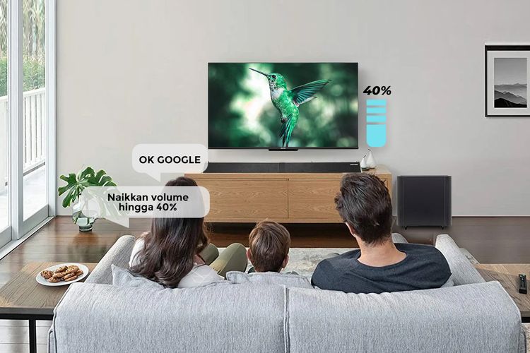 Ilustrasi keluarga sedang menonton tayangan dengan Polytron 4K UHD Smart Cinemax Soundbar Google TV.