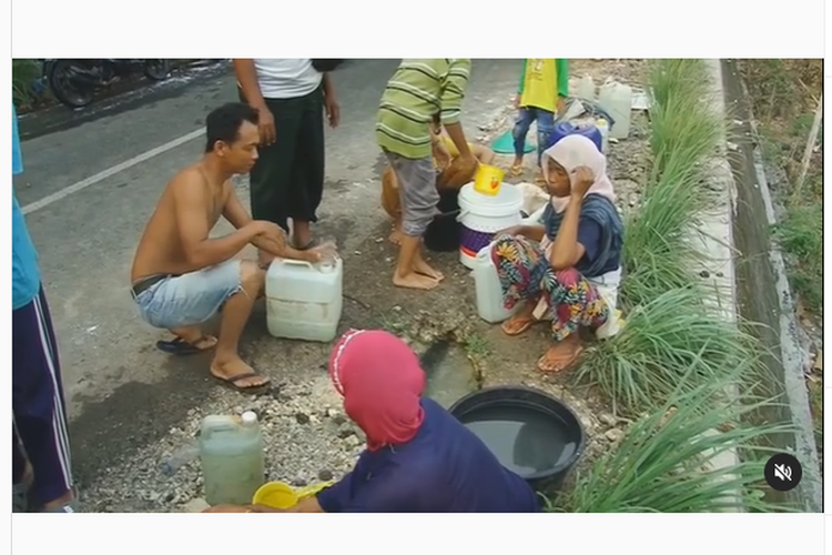 Tangkapan layar video viral warga Saptosari, Gunungkidul mengais air dari pipa PDAM yang bocor. Pemkab Gunungkidul menjelaskan, air yang bocor itu sengaja dimanfaatkan warga daripada terbuang percuma, bukan karena mengalami kekeringan.