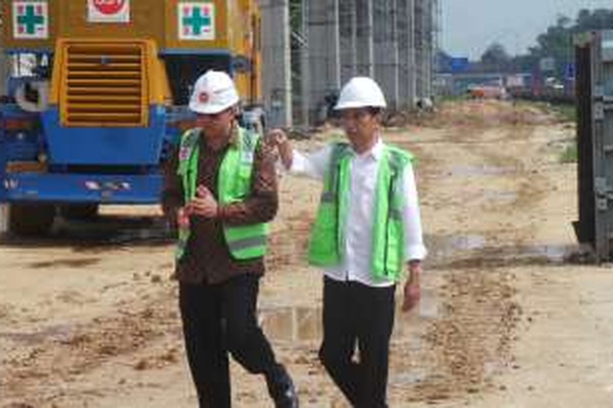 Presiden Joko Widodo dan Gubernur DKI Jakarta Basuki Tjahaja Purnama meninjau proyek LRT di kilometer 13 Tol Jagorawi,  Cibubur,  Jakarta Timur, Jumat (30/9/2016)
