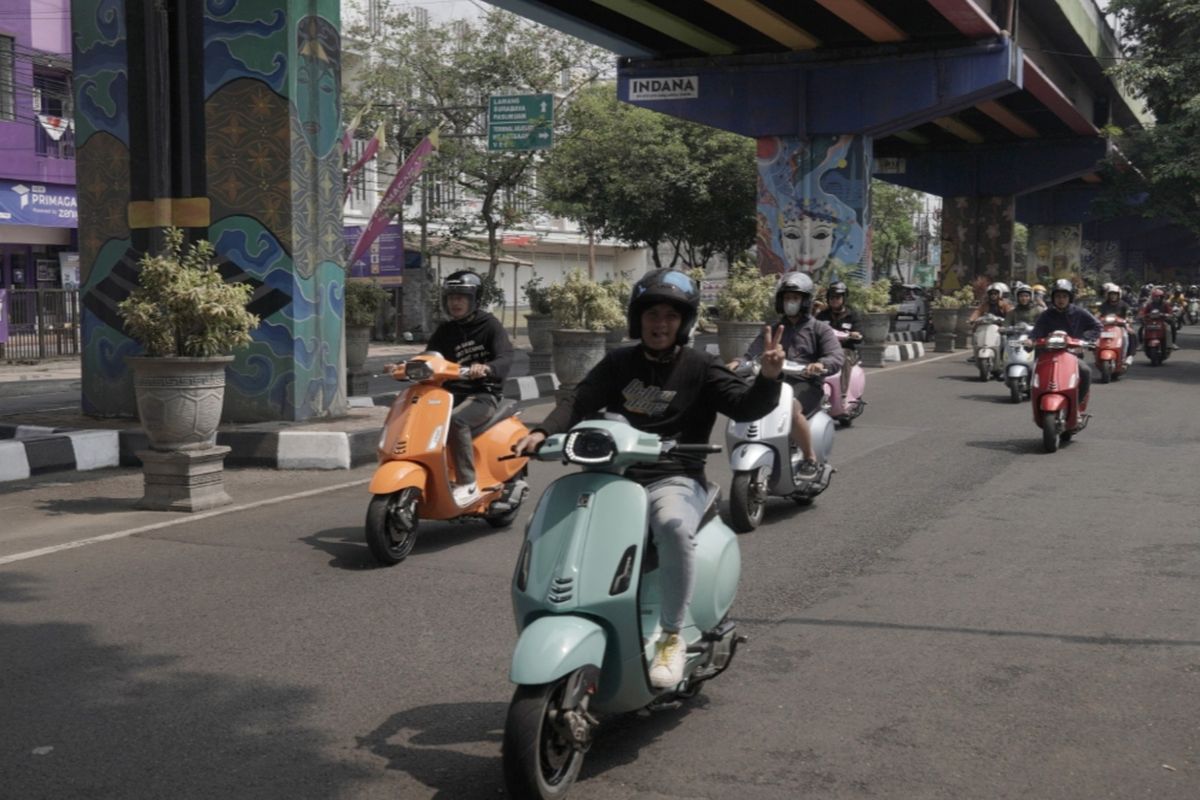 Puluhan rider atau pengendara skuter matic Vespa weekend ride bersama di Kota Malang, Jawa Timur pada Sabtu (4/11/2023).
