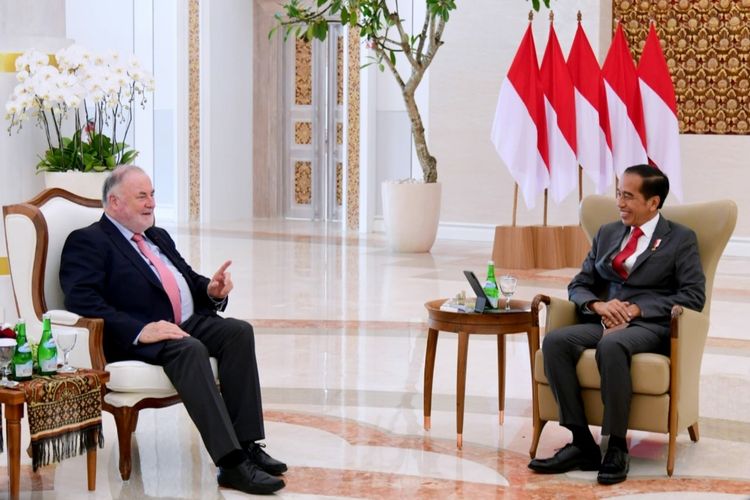 Presiden Joko Widodo saat bertemu dengan Presiden World Water Council (WWC) Loïc Fauchon di Ruang VVIP Bandara I Gusti Ngurah Rai, Provinsi Bali, pada Rabu (9/11/2022).