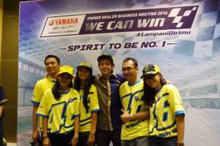 Pebalap Movistar Yamaha asal Italia, Valentino Rossi (tengah), bepose bersama para penggemar di Hotel Mulia, Nusa Dua, Bali, Selasa (26/1/2016).