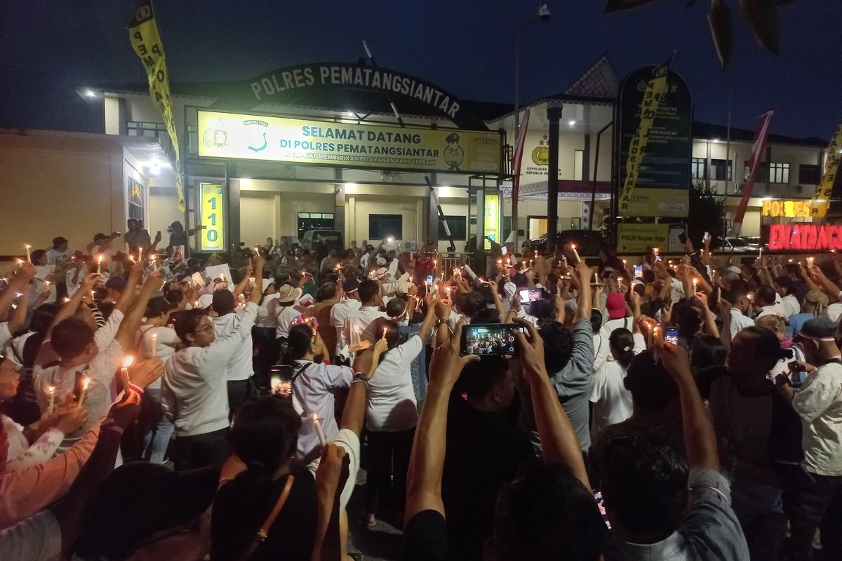 Foto: Ratusan warga berunjuk rasa menyampaikan aspirasi atas kasus yang menimpa Iptu Tomi Samuel Marbun di Mako Polres Pematangsian?ar, Sumatera Utara, Senin (23/6/2025).