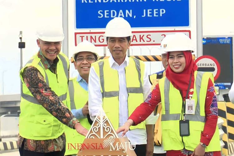 Gubernur Jawa Tengah, Ganjar Pranowo mendampingi Presiden Joko Widodo meresmikan Jalan Tol Semarang-Demak Seksi II, Sabtu (25/2/2023). 